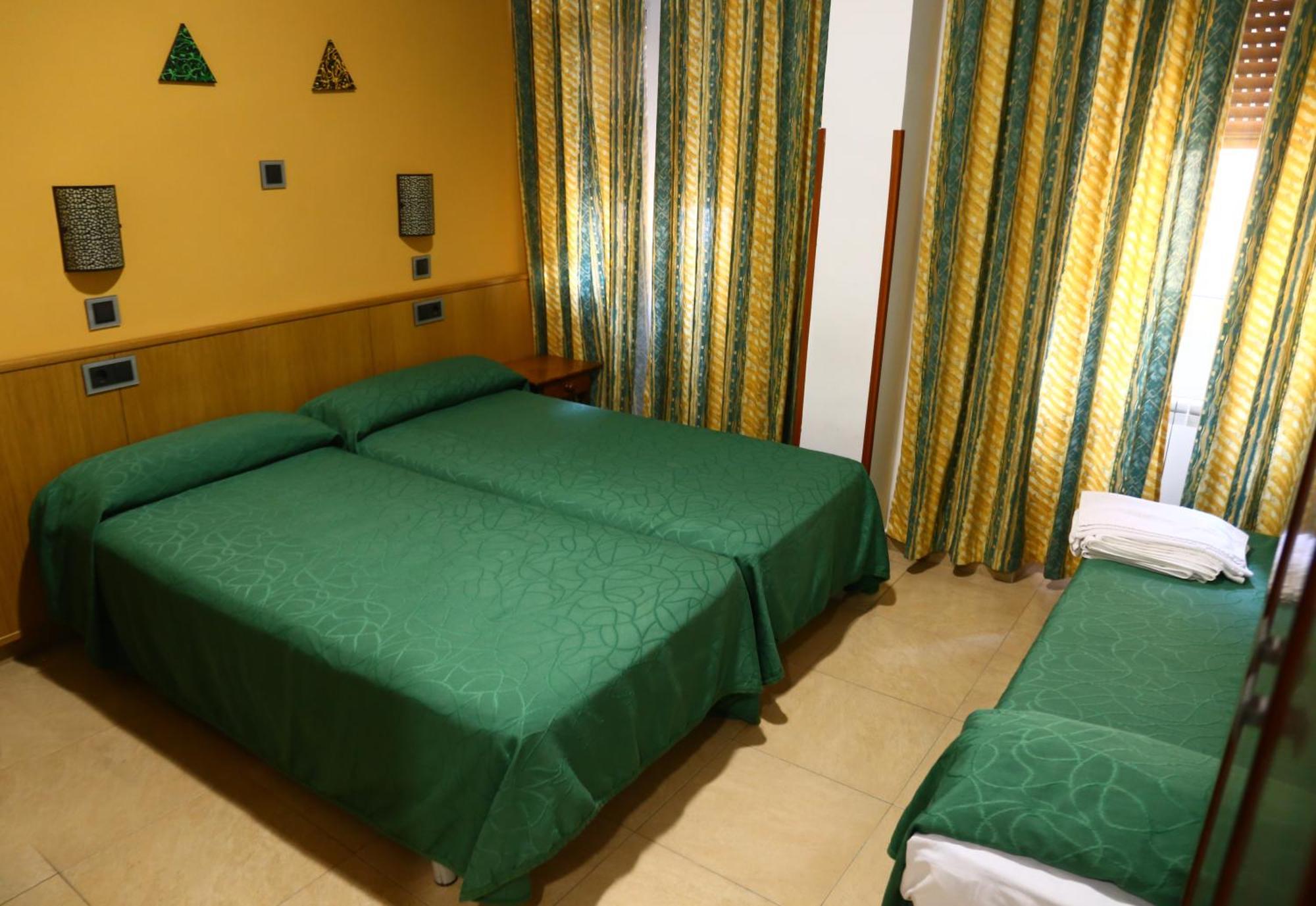 Hostal Muralla Plasencia Ngoại thất bức ảnh